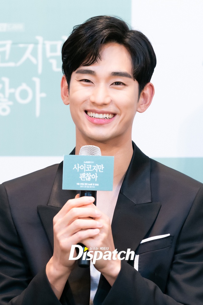 Họp báo hot nhất hôm nay: Kim Soo Hyun gây choáng vì như ma cà rồng hack tuổi, nhưng sao lại bị nữ chính lấn át thế này? - Ảnh 5.