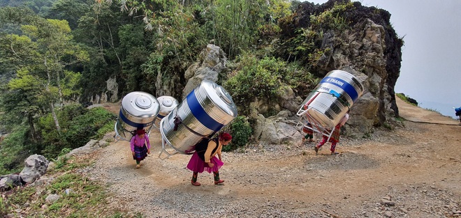 Hình ảnh phụ nữ Hà Giang gánh bồn nước 1.200 lít vượt bao đèo dốc về nhà khiến CĐM trầm trồ xen lẫn thắc mắc - Ảnh 2.