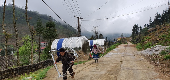 Hình ảnh phụ nữ Hà Giang gánh bồn nước 1.200 lít vượt bao đèo dốc về nhà khiến CĐM trầm trồ xen lẫn thắc mắc - Ảnh 5.