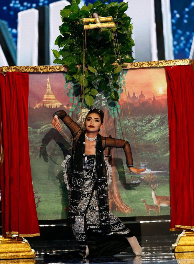 H&eacute; lộ loạt trang phục d&acirc;n tộc d&agrave;nh cho Kh&aacute;nh V&acirc;n: Xuất hiện nhiều mẫu độc đ&aacute;o, c&oacute; thiết kế &ldquo;mượn&rdquo; &yacute; tưởng Quốc phục của Phạm Hương? - Ảnh 6.