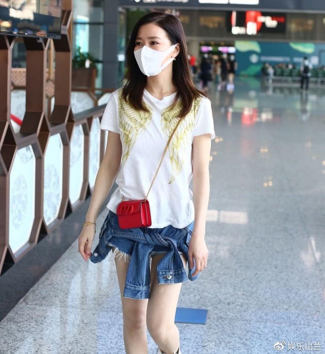 Xa Thi Mạn cạnh tranh độ trẻ trung với Angela Baby tại s&acirc;n bay khi c&ugrave;ng &yacute; tưởng l&ecirc;n đồ khoe ch&acirc;n nuột - Ảnh 1.
