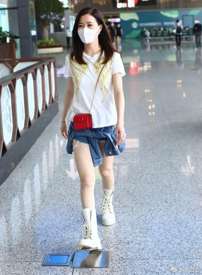 Xa Thi Mạn cạnh tranh độ trẻ trung với Angela Baby tại s&acirc;n bay khi c&ugrave;ng &yacute; tưởng l&ecirc;n đồ khoe ch&acirc;n nuột - Ảnh 2.