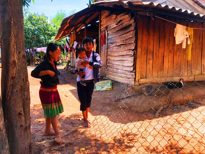B&ecirc;n trong ng&ocirc;i l&agrave;ng của 4 đứa trẻ ăn ve sầu với cơm nguội - Ảnh 3.