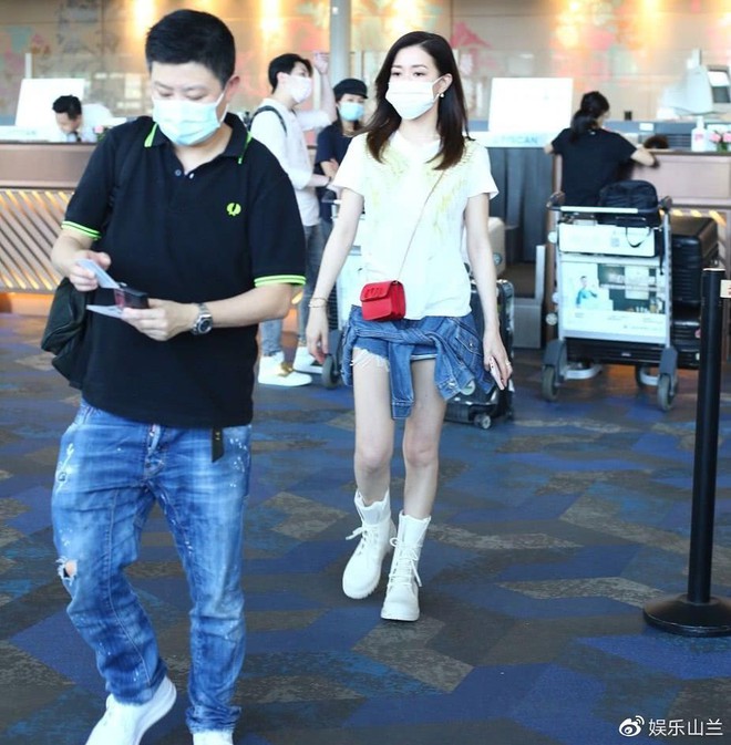 Xa Thi Mạn cạnh tranh độ trẻ trung với Angela Baby tại s&acirc;n bay khi c&ugrave;ng &yacute; tưởng l&ecirc;n đồ khoe ch&acirc;n nuột - Ảnh 3.