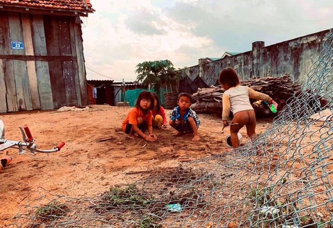 B&ecirc;n trong ng&ocirc;i l&agrave;ng của 4 đứa trẻ ăn ve sầu với cơm nguội - Ảnh 4.