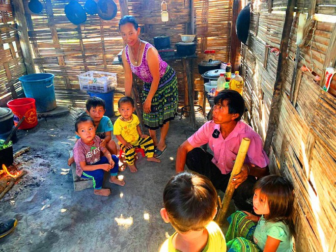 B&ecirc;n trong ng&ocirc;i l&agrave;ng của 4 đứa trẻ ăn ve sầu với cơm nguội - Ảnh 5.