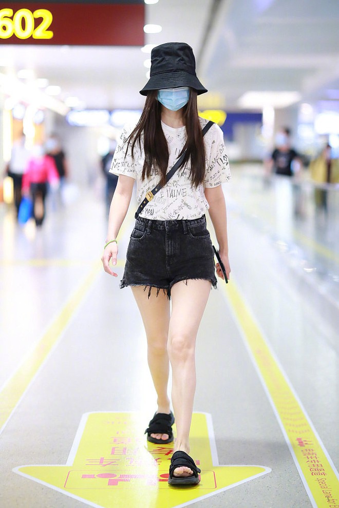 Xa Thi Mạn cạnh tranh độ trẻ trung với Angela Baby tại s&acirc;n bay khi c&ugrave;ng &yacute; tưởng l&ecirc;n đồ khoe ch&acirc;n nuột - Ảnh 6.