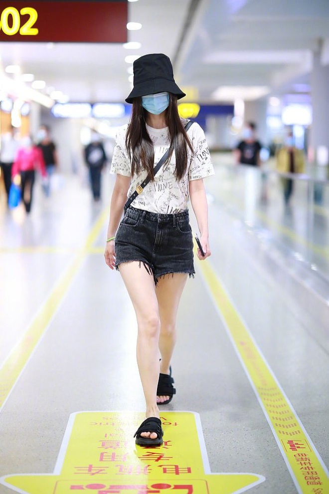 Xa Thi Mạn cạnh tranh độ trẻ trung với Angela Baby tại s&acirc;n bay khi c&ugrave;ng &yacute; tưởng l&ecirc;n đồ khoe ch&acirc;n nuột - Ảnh 7.