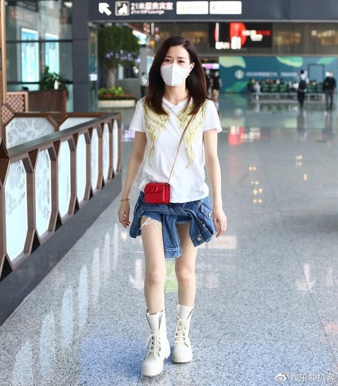 Xa Thi Mạn cạnh tranh độ trẻ trung với Angela Baby tại s&acirc;n bay khi c&ugrave;ng &yacute; tưởng l&ecirc;n đồ khoe ch&acirc;n nuột - Ảnh 9.