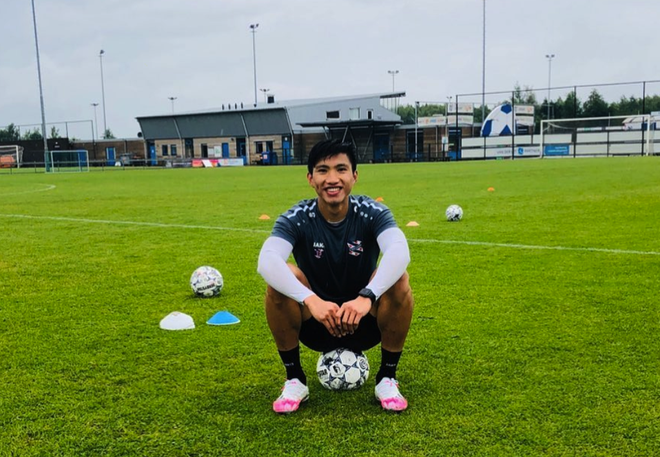 Fan chết m&ecirc; với thể h&igrave;nh Văn Hậu trong buổi tập ở Heerenveen: Nh&igrave;n cặp gi&ograve; th&iacute;ch thật - Ảnh 4.