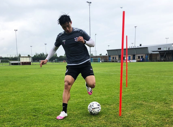 Fan chết m&ecirc; với thể h&igrave;nh Văn Hậu trong buổi tập ở Heerenveen: Nh&igrave;n cặp gi&ograve; th&iacute;ch thật - Ảnh 3.