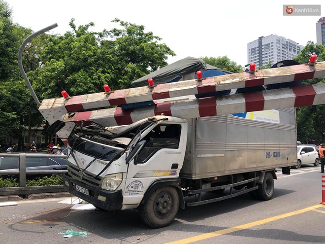 Hà Nội: Xe tải đâm gãy cột giới hạn chiều cao cầu vượt Tây Sơn, giao thông giữa trưa nắng ùn tắc - Ảnh 2.