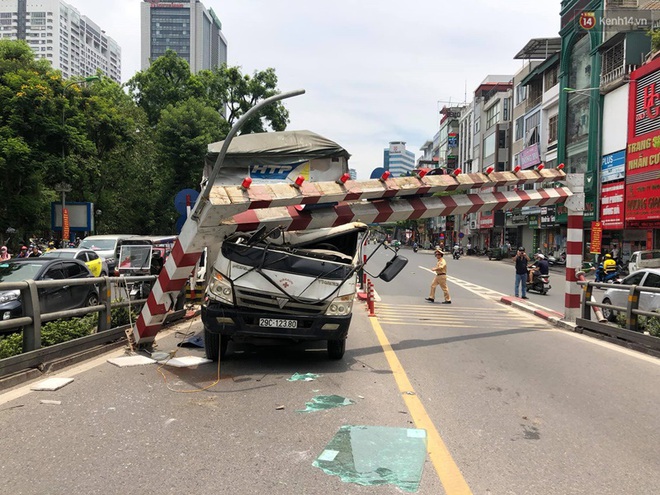 Hà Nội: Xe tải đâm gãy cột giới hạn chiều cao cầu vượt Tây Sơn, giao thông giữa trưa nắng ùn tắc - Ảnh 5.