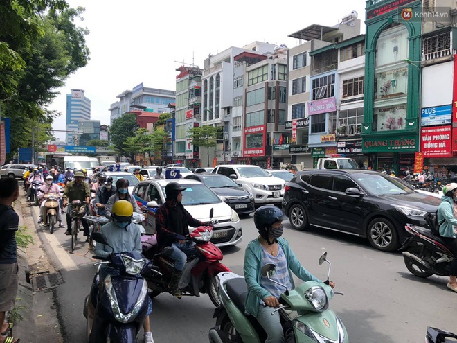 Hà Nội: Xe tải đâm gãy cột giới hạn chiều cao cầu vượt Tây Sơn, giao thông giữa trưa nắng ùn tắc - Ảnh 6.