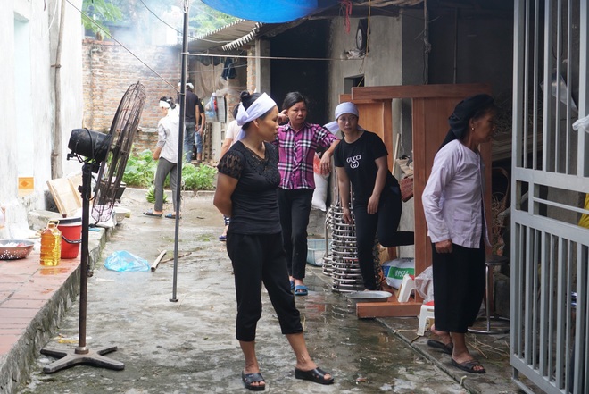 Đám tang không kèm trống, tang thương bao trùm căn nhà các nạn nhân vụ lốc xoáy tại Vĩnh Phúc: “Tôi đang chuẩn bị nấu cơm thì con trai đi học về nói công ty của mẹ sập rồi” - Ảnh 3.