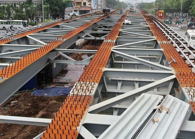 Cận cảnh cầu vượt dầm thép nối liền 3 quận nội thành Hà Nội đang gấp rút thi công - Ảnh 7.