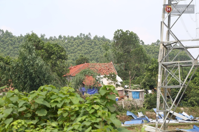 Vụ lốc xoáy khiến 21 người thương vong ở Vĩnh Phúc: “Đang đi vệ sinh thì tôn bay vào đầu, mái nhà tìm mãi không thấy, quần áo treo khắp đồi” - Ảnh 14.