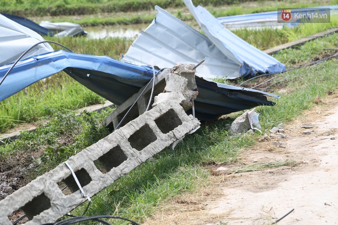 Vụ lốc xoáy khiến 21 người thương vong ở Vĩnh Phúc: “Đang đi vệ sinh thì tôn bay vào đầu, mái nhà tìm mãi không thấy, quần áo treo khắp đồi” - Ảnh 3.