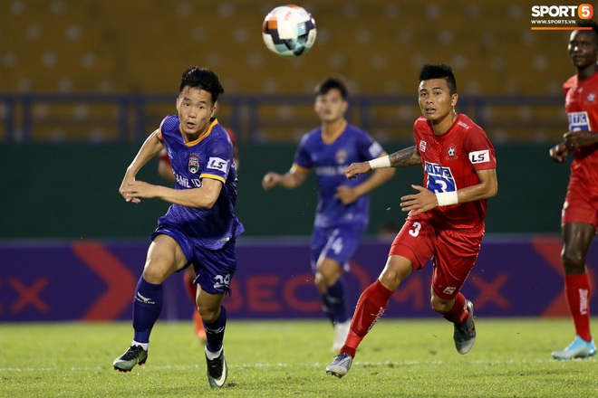 Tiến Linh ghi bàn đầu tiên ở mùa giải 2020, thủ môn U23 Việt Nam không chịu nổi nắng nóng miền Nam - Ảnh 11.