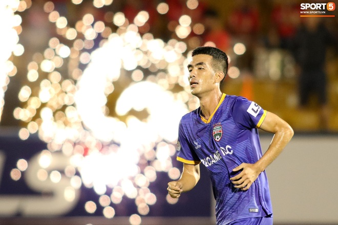 Tiến Linh ghi bàn đầu tiên ở mùa giải 2020, thủ môn U23 Việt Nam không chịu nổi nắng nóng miền Nam - Ảnh 13.