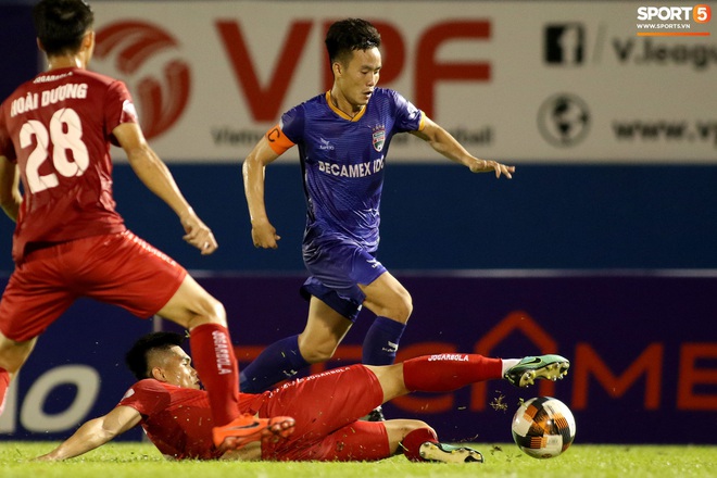 Tiến Linh ghi bàn đầu tiên ở mùa giải 2020, thủ môn U23 Việt Nam không chịu nổi nắng nóng miền Nam - Ảnh 12.
