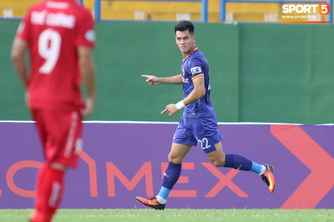 Tiến Linh ghi bàn đầu tiên ở mùa giải 2020, thủ môn U23 Việt Nam không chịu nổi nắng nóng miền Nam - Ảnh 1.