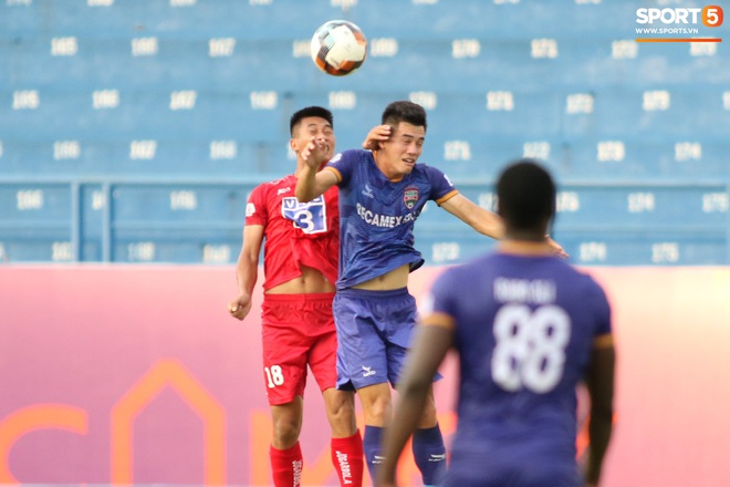 Tiến Linh ghi bàn đầu tiên ở mùa giải 2020, thủ môn U23 Việt Nam không chịu nổi nắng nóng miền Nam - Ảnh 5.