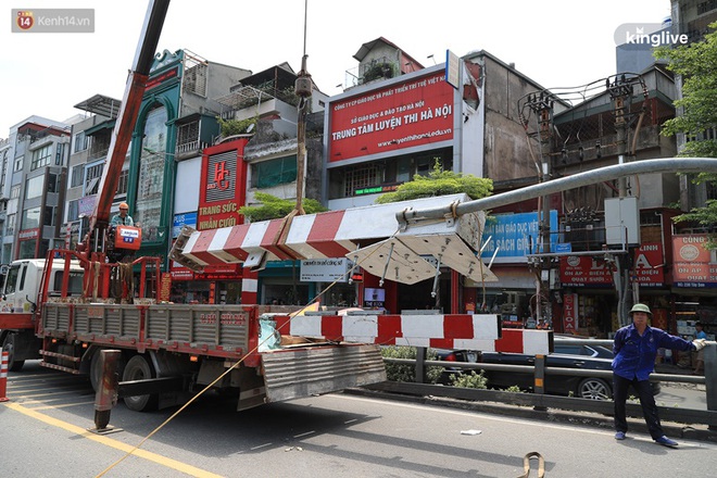 Hà Nội: Xe tải đâm gãy cột giới hạn chiều cao cầu vượt Tây Sơn, giao thông giữa trưa nắng ùn tắc - Ảnh 9.