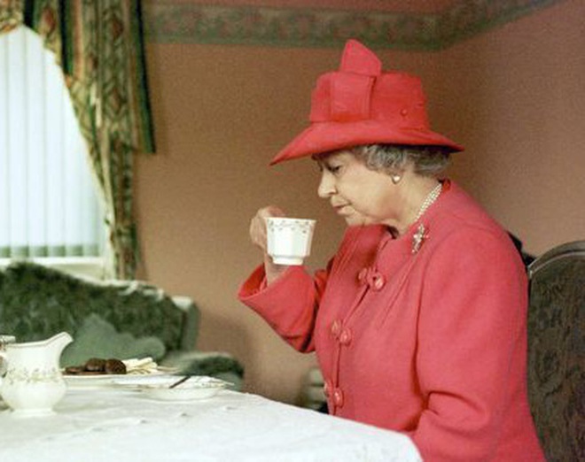 Thực đơn ăn kiêng và bí quyết giữ sức khỏe "giá bình dân" giúp Nữ hoàng Elizabeth II ở tuổi 94 vẫn trẻ trung, khỏe mạnh - Ảnh 3.