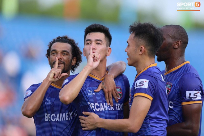 Tiền đạo đội tuyển Việt Nam tiết lộ bị ốm, phải truyền nước trước trận nhưng vẫn thi đấu và ghi bàn mở tài khoản tại V.League - Ảnh 1.