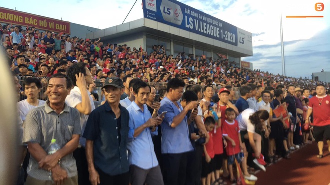 Vỡ sân vận động Hà Tĩnh, fangirl kêu cứu giữa biển người ở trận bóng đá hot nhất thế giới - Ảnh 2.