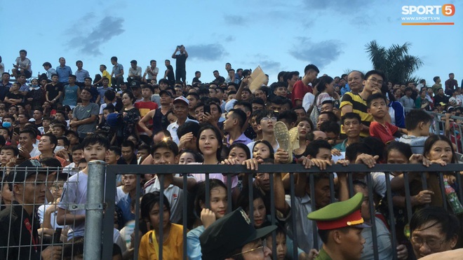 Vỡ sân vận động Hà Tĩnh, fangirl kêu cứu giữa biển người ở trận bóng đá hot nhất thế giới - Ảnh 5.