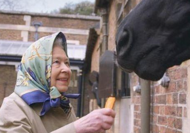 Thực đơn ăn kiêng và bí quyết giữ sức khỏe &quot;giá bình dân&quot; giúp Nữ hoàng Elizabeth II ở tuổi 94 vẫn trẻ trung, khỏe mạnh - Ảnh 5.