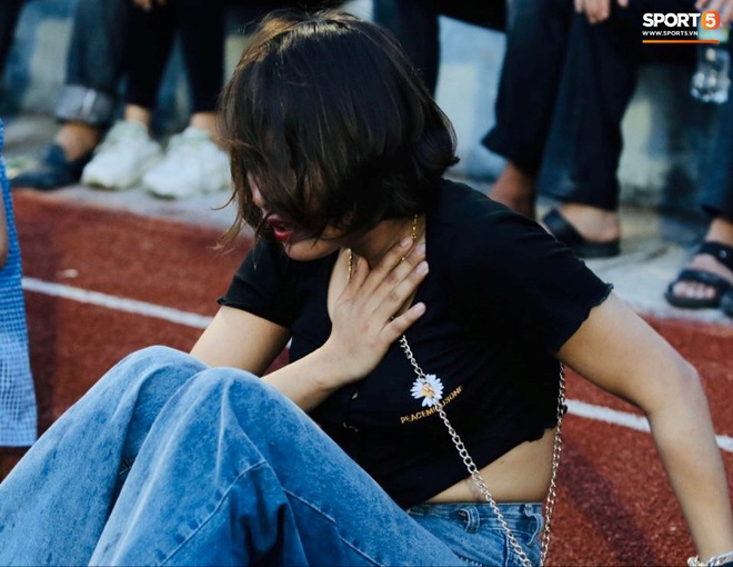 Vỡ sân vận động Hà Tĩnh, fangirl kêu cứu giữa biển người ở trận bóng đá hot nhất thế giới - Ảnh 7.
