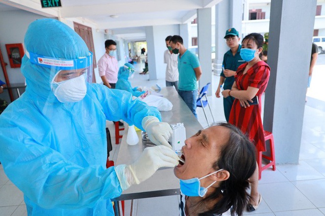 Xúc động cảnh hàng trăm bà bầu vẫy tay chào khi rời khu cách ly - Ảnh 6.