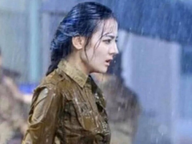 Khi mỹ nhân Cbiz dầm mưa so deep: Dương Mịch lộ luôn khuyết điểm, Lưu Thi Thi đẹp đến nao lòng - Ảnh 10.