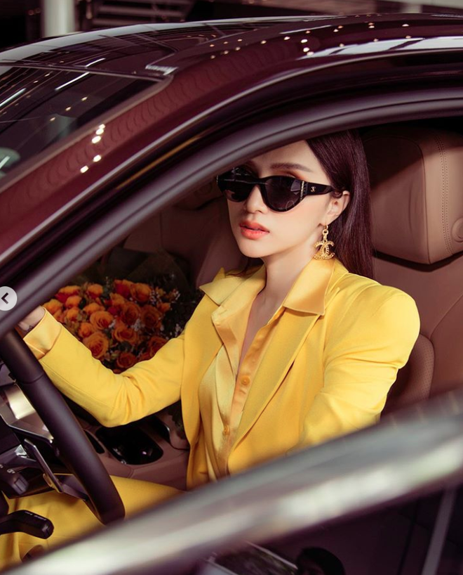 Hương Giang khoe xế hộp sang trọng mới tậu, bổ sung chiếc thứ 4 v&agrave;o bộ sưu tập xe hơi tiền tỷ - Ảnh 2.