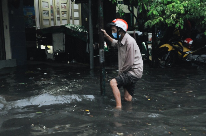 Người Sài Gòn bất lực đứng nhìn xe máy lật ngang, trôi bồng bềnh trên đường ngập nặng - Ảnh 9.