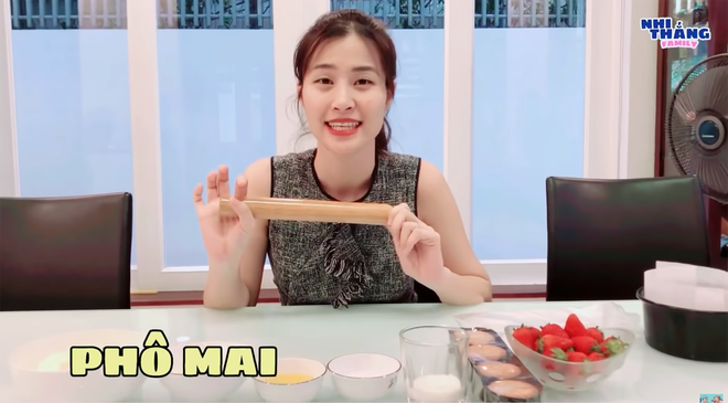 Đông Nhi bị vạch mặt trên Youtube: Bếp Cô Nhi bầu lần đầu làm bánh cho chồng nhưng ấn tượng nhất là hành động của một cô con dâu thảo - Ảnh 1.
