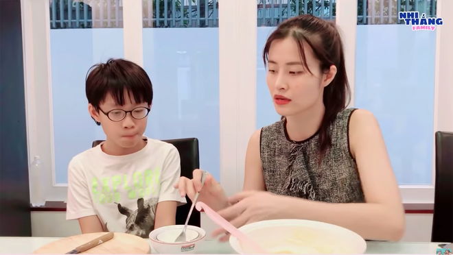 Đ&ocirc;ng Nhi bị vạch mặt tr&ecirc;n Youtube: Bếp C&ocirc; Nhi bầu lần đầu l&agrave;m b&aacute;nh cho chồng nhưng ấn tượng nhất l&agrave; h&agrave;nh động của một c&ocirc; con d&acirc;u thảo - Ảnh 2.