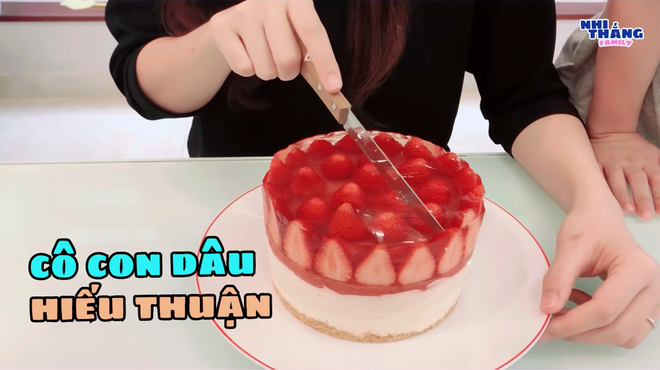 Đ&ocirc;ng Nhi bị vạch mặt tr&ecirc;n Youtube: Bếp C&ocirc; Nhi bầu lần đầu l&agrave;m b&aacute;nh cho chồng nhưng ấn tượng nhất l&agrave; h&agrave;nh động của một c&ocirc; con d&acirc;u thảo - Ảnh 4.
