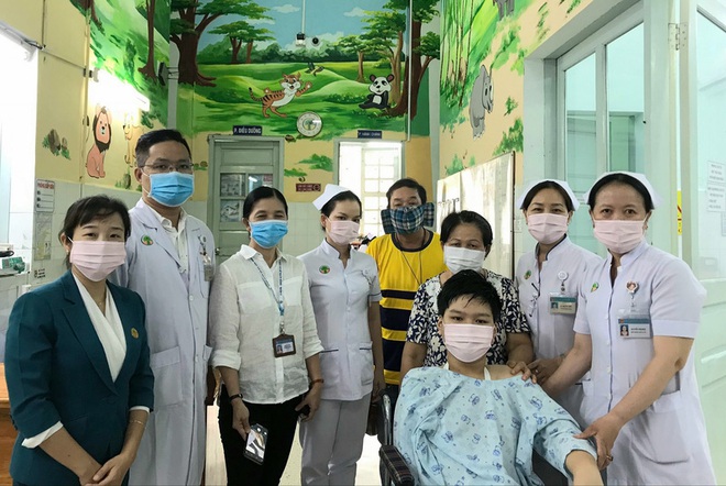 Vụ cây phượng gãy đè học sinh ở TP.HCM: Học sinh cuối cùng ra viện - Ảnh 1.