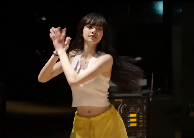 Lisa (BLACKPINK) phản ứng như thế n&agrave;o khi biết đ&ocirc;i ch&acirc;n cực phẩm của m&igrave;nh trở th&agrave;nh viral to&agrave;n cầu? - Ảnh 2.