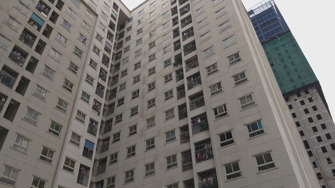 Nồi cơm điện rơi từ tầng cao chung cư ở H&agrave; Nội vỡ tung t&oacute;e kh&ocirc;ng ai nhận tr&aacute;ch nhiệm - Ảnh 4.