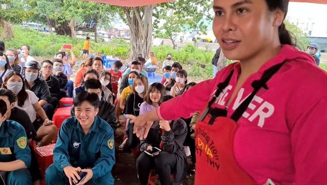 Xếp h&agrave;ng mua b&aacute;nh tr&aacute;ng C&aacute;t Thy, d&acirc;n qu&acirc;n 2k bỗng nổi rần rần tr&ecirc;n mạng v&igrave; cười t&iacute;t mắt dễ thương - Ảnh 1.