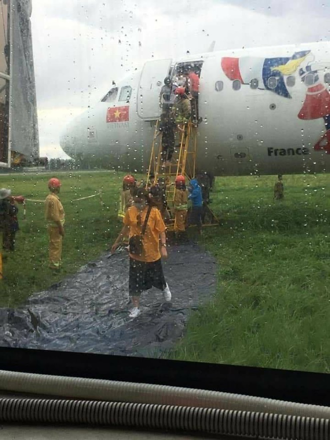 Hàng loạt chuyến bay bị delay sau khi máy bay Vietjet hạ cánh lệch đường băng, hành khách vật vờ chờ đợi ở Tân Sơn Nhất - Ảnh 3.