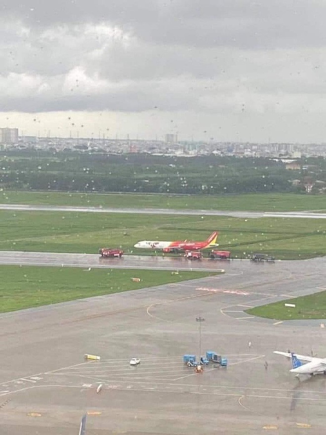 Điều tra sự cố máy bay trượt khỏi đường băng ở Tân Sơn Nhất  - Ảnh 2.