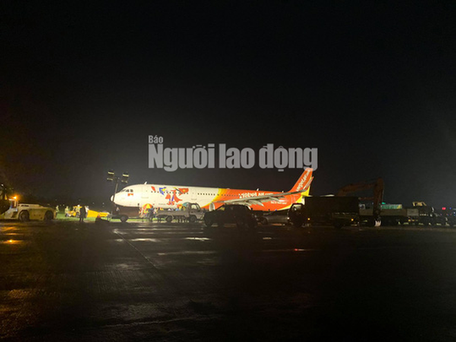 Đang giải cứu máy bay trượt khỏi đường băng ở Tân Sơn Nhất  - Ảnh 1.