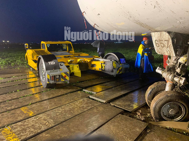 Đang giải cứu máy bay trượt khỏi đường băng ở Tân Sơn Nhất  - Ảnh 2.