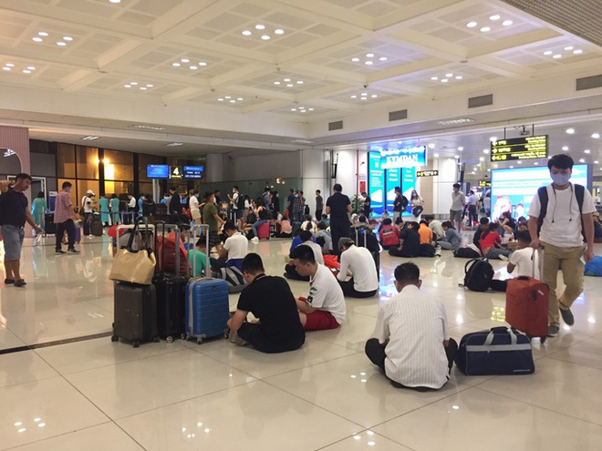 Đang giải cứu m&aacute;y bay trượt khỏi đường băng ở T&acirc;n Sơn Nhất  - Ảnh 6.